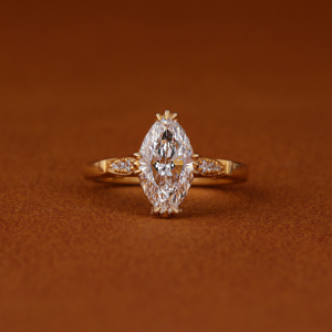 Bague de fiançailles de luxe en or massif 14 carats avec diamant de laboratoire taille marquise, certifiée IGI, halo caché et pavé - Product Image 1