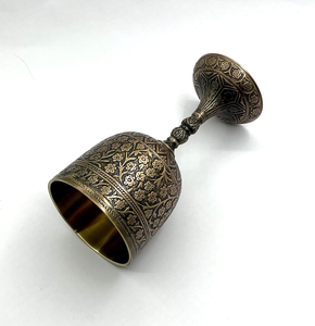 Gobelet à vin en métal argenté de style antique avec gravure botanique dense, détails en relief noircis et ornements - Product Image 2