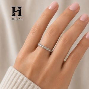 Anillo de Diamantes Cultivados en Laboratorio con Diseño de Flor Eterna, Oro Blanco de 14K, Estilo Botánico de Rosa, para Boda - Product Image 1