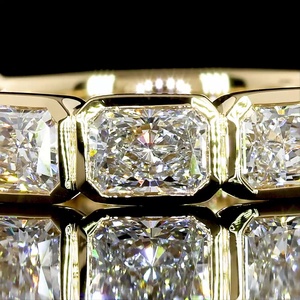 Bague d'éternité de luxe en or massif 18 carats avec diamant taille radiant East West de 2,25 carats certifié IGI, sertie clos, pour mariage et fiançailles - Product Image 3
