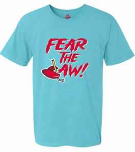 Camiseta gráfica Elite Fear The Jaw – Algodón grueso de primera calidad en color cian, tipografía roja llamativa con efecto desgastado y motivo de aleta de tiburón - Product Image 1