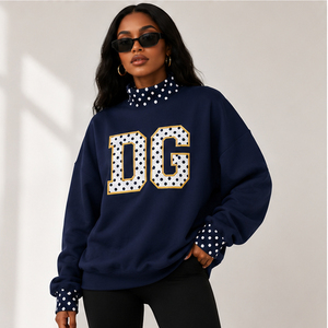 Sudadera Varsity para Mujer con Logotipo Personalizado, Apliques de Letras Bordadas, Cuello y Puños con Detalle de Cuadros y Puntos, Forro Polar Cálido, Cuello Alto Simulado - Product Image 5