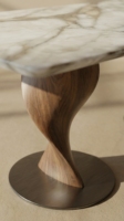 Table à manger en marbre sur mesure de qualité supérieure avec plateau en pierre Calacatta Violet et pieds en bois massif de noyer pour maisons de luxe PISANO