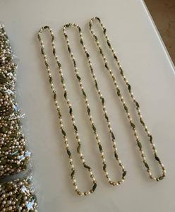 Guirnalda decorativa de perlas y cuentas verdes hecha a mano para decoración festiva y regalos. - Product Image 1