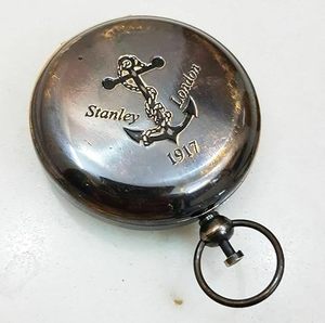 เข็มทิศพกพาแบบพิมพ์นูนลายสมอเรือ ยี่ห้อ Stanley London ปี 1917 ทำจากทองเหลืองชุบเงิน ดีไซน์โบราณ ของสะสมทรงกลม - Product Image 1