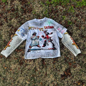 เสื้อยืดโอเวอร์ไซส์ลายกราฟิกวินเทจ พิมพ์ลายด้วยเทคนิค DTG แขนยาวสองชั้น คอกลม สีขาว ล้างสีแบบ Acid Wash สำหรับผู้ชาย - Product Image 1