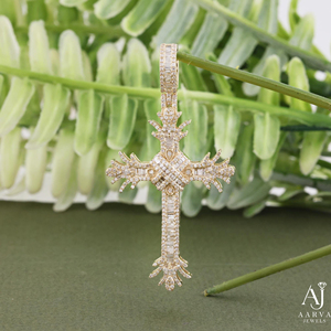 AARVA JEWELS Pendentif Croix Chrétienne en Argent Sterling 925 avec Moissanite Taille Brillant, Plaqué Or Rose Rhodié, Bijoux Unisexe - Product Image 1