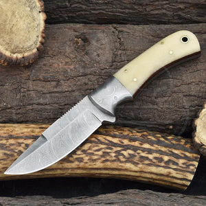 Couteau de chasse Damas avec manche en os de bœuf et étui de cowboy - Product Image 1