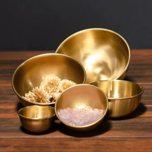 Bol de service artisanal en laiton pour un look artistique unique, idéal pour la décoration de table lors de célébrations traditionnelles et festivals. - Product Image 1