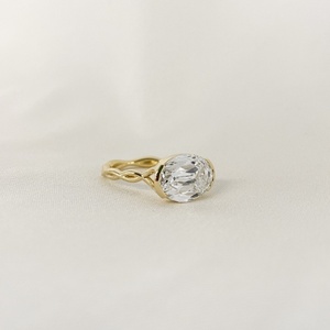 Bague de fiançailles en or jaune massif 14 carats avec diamant de laboratoire ovale de 4,04 ct, sertissage demi-cerclé et bande torsadée, collection East West - Product Image 4
