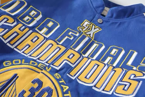 Chaquetas Varsity de Carreras con Parches Gráficos Bordados OEM, 100% Algodón, Cuello Alto, Detalles de Punto Acanalado, Botones a Presión - Product Image 2