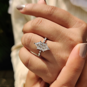 Anillo de Compromiso y Boda Clásico con Diamantes Marquise y Detalles Laterales Marquise, Diamante Cultivado en Laboratorio, Oro Sólido de 14K, Moderno para Mujer - Product Image 5