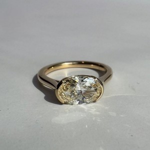 Bague de fiançailles classique en or massif 14 carats pour femme, sertie d'un émeraude de laboratoire taille solitaire à demi-clos, avec bande fendue, certifiée IGI, pour anniversaire - Product Image 1