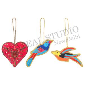 Adornos Navideños Personalizados de Terciopelo y Satén Hechos a Mano por Brazeal Studio, Ecológicos, con Cuentas Bordadas y Hilos Dorados de Fábrica - Product Image 5