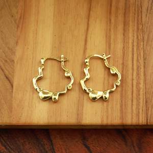 Boucles d'oreilles créoles en laiton plaqué or, créoles irrégulières de forme libre, fabricant de bijoux OEM ODM sur mesure - Product Image 4