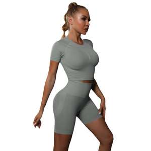 Conjunto Deportivo de 2 Piezas para Mujer con Logotipo Personalizado, Sujetador Deportivo con Cuello Halter y Relleno, Pantalones Cortos de Cintura Alta para Correr, Yoga y Fitness - Product Image 1