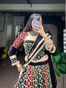 Lehenga Informal para Mujer, Diseño Indio, Estampado Especial para Navratri, Rayón, Estampados Tradicionales, Elegantes Detalles de Encaje, Blusa, Dupatta - Product Image 1