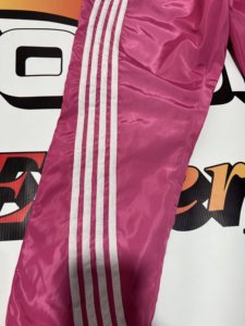 Conjunto deportivo cortavientos personalizado con pantalones jogger y chaqueta transpirable de dos piezas para hombre con apliques bordados. - Product Image 5