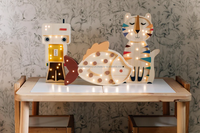 Lampe d'ambiance sculptée en bois, motif astronaute magnétique poli, veilleuse décorative de dessin animé, design personnalisable pour bureau d'enfant