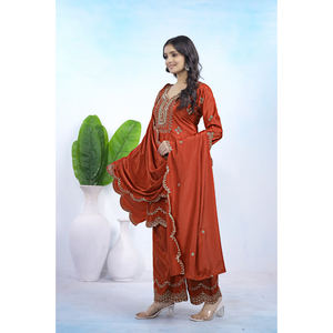 Conjunto exclusivo de kurti y pantalón de crepé natural con bordado de lentejuelas y dupatta a juego para mujer, ropa étnica festiva. - Product Image 2