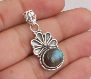 Pendentif en labradorite naturelle, argent sterling 925, bijoux artisanaux vintage, vente en gros, pendentif en pierre précieuse labradorite bleue à reflets - Product Image 1