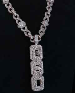 Colgante de Moissanita Iced Out en Oro Rosa con Letras Personalizadas y Estilo de Diamantes de Corte Mixto - Product Image 1