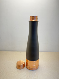 Botella de Agua de Cobre Puro Negro Mate Premium, Forma de Cola, Base Martillada a Mano, Jarra de Cobre con Tapa Hermética - Product Image 4