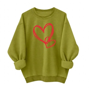 Sudadera de cuello redondo verde oliva para mujer con estampado gráfico de corazón rojo, forro polar grueso, hombros caídos, estilo casual urbano. - Product Image 1