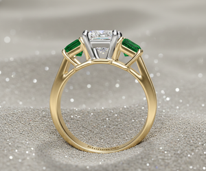 แหวนหมั้นเพชรทรงปรินเซสคัทสามเม็ดประดับมรกตด้านข้างแบบฝังหนามเตย สำหรับทองคำแท้ที่ได้รับการรับรอง - Product Image 2