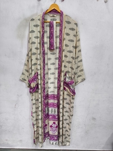 Kimono de Seda de Lujo con Parches, Túnica Larga para Dormir o Cubrir el Bikini, Kimono de Sari de Seda Reciclada Vintage Hecho a Mano en India - Product Image 3