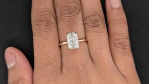 Anillo de Compromiso Solitario con Moissanita de Corte Radiante de 2.10 Ct, Oro Amarillo Sólido de 14K, Joyas Lurba, Lujo para Fiestas - Product Image 3