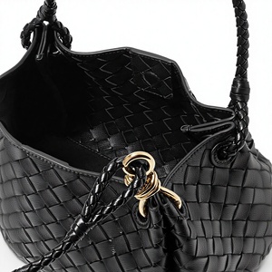 Royaa Elegante Bolso de Hombro y Clutch 2 en 1 de Cuero Genuino Beige con Marco de Lujo, Forro de Poliéster, Cierre de Cremallera Hecho a Mano, 5L - Product Image 2