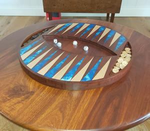 Plateau de Backgammon de Luxe Personnalisé - Design Unique en Plumes Naturelles, Jeu de Backgammon Portable en Bois avec Dés et Shakers - Product Image 2