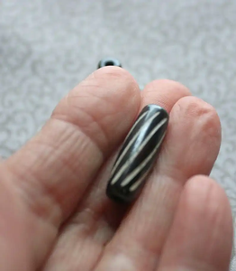 Tubes en résine écologiques et perles noires pour la création de colliers et de bracelets personnalisés en DIY - Product Image 5