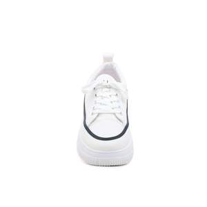 Zapatillas blancas estilo casual para mujer - Product Image 1