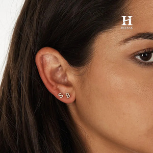 Pendientes Personalizados con Letra Inicial en Oro de 10K/14K/18K, Diamantes Cultivados en Laboratorio Certificados por IGI GIA, Joyería con Letras del Alfabeto - Product Image 6