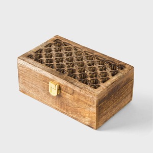 Boîte à bijoux rectangulaire en bois avec couvercle sculpté, design classique, conteneur de rangement à 1 niveau - Product Image 1