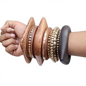 Pulseras de madera hechas a mano con logotipo personalizado para mujer, joyería de moda, fabricante al por mayor de la India. - Product Image 1