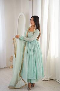 ชุดเดรสยาวประดับลูกไม้สีสวยหรูหรา พร้อมผ้าคลุมไหล่  ผู้จัดจำหน่ายจากอินเดีย ผู้ส่งออกเสื้อผ้าสตรี - Product Image 2