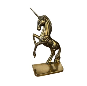 Sculpture contemporaine en laiton représentant un licorne, ornement décoratif pour appartement de luxe et utilisation créative en exposition. - Product Image 5