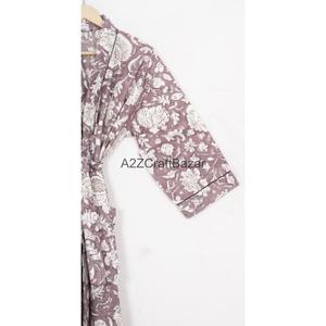 ชุดนอนผู้หญิงลายดอกไม้ฤดูหนาว คอวี ปิดด้วยเชือกผูก แขนสามส่วน ระบายอากาศได้ดี ผ้าฝ้าย 100% ชุดเซ็ต - Product Image 4