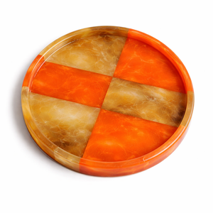 Plateau de service rond en résine orange et marron, motif damier, très tendance, pour table à manger et décoration intérieure - Product Image 1