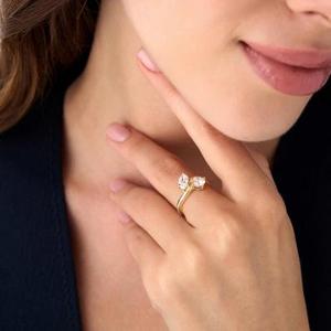 Anillo de diamantes Bypass Toi et Moi en oro amarillo con diamantes de corte marquesa y corte redondo, anillo de compromiso único, moderno, para novias. - Product Image 3