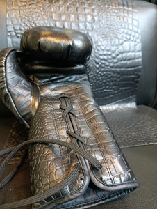 Handcrafted One Piece Genuine Leather Boxing Gloves Pro Training Sparring Gloves Lightweight Padded Wrist Closure Custom Design - Product Image 5