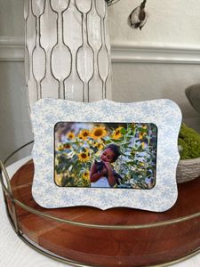Cadre photo artisanal en bois naturel écologique Khadim pour photos de famille et de mariage, à poser sur table - Product Image 6