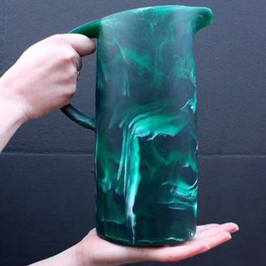 Carafe à eau artisanale en résine, utilisée à la maison, avec effet marbré et motif tourbillon aquatique, pour l'eau et les boissons - Product Image 2