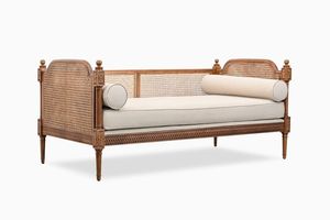 Sofá Cama Tradicional de Madera de Teca Ornamentada con Guilloché, Sillón con Patas Cónicas Acanaladas - Product Image 1