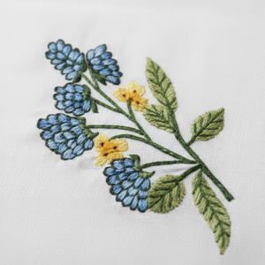 Serviette de table élégante brodée de fleurs, en coton doux, pour la salle à manger, l'hôtel, le restaurant, la cuisine et les événements. - Product Image 4
