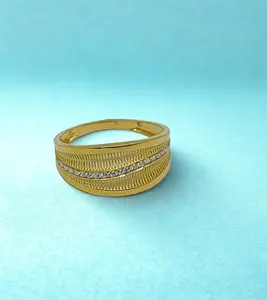 Anillo de Oro con Línea de Piedras Diagonales y Acabado Texturizado, Elegante Anillo Ancho para Aniversario de Bodas para Hombres y Mujeres - Product Image 1