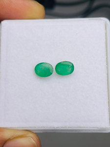 Par de Esmeraldas Naturales de Zambia, Corte Ovalado, 2.28 Quilates, Grado AAA, Certificado IGI, Color Verde, Pulido Perfecto, Precio Económico - Product Image 2